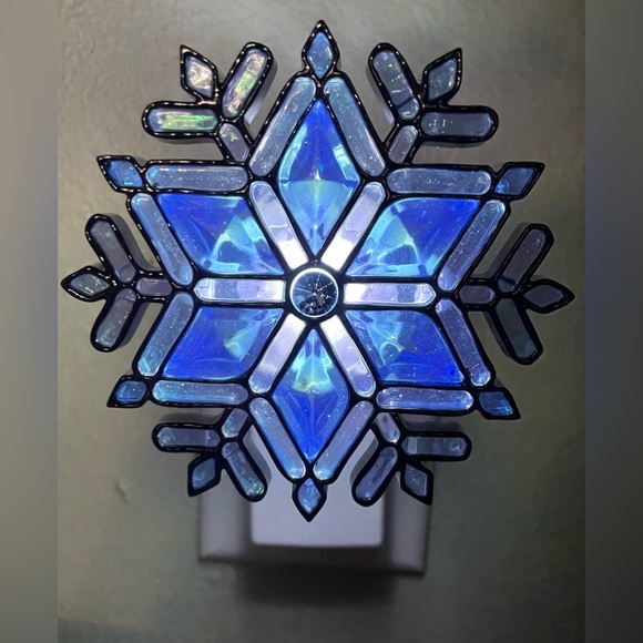 Bath & Body Works New 2024 Blue Snowflake Lights Up 24/7 - Picture 4 of 4